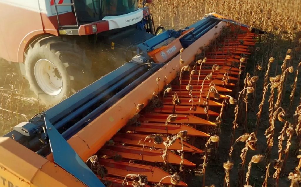 Жатка TETRAX от ЮМЗ  помощник в уборке подсолнечника